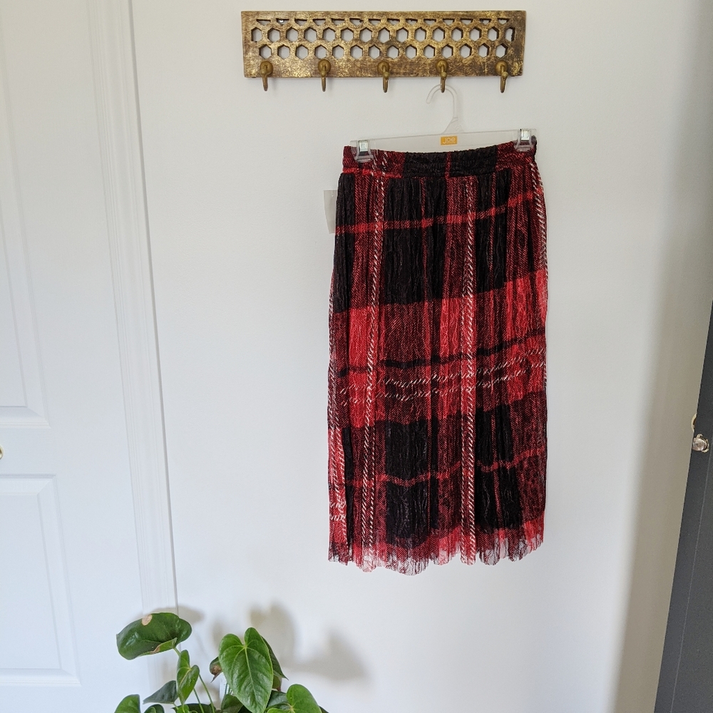 NWT🌹Plaid black and red midi skirt 🌹